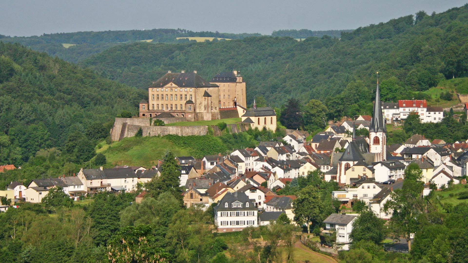 das idyllische Dorf Malberg mit Schloss